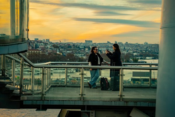 Comment explorer une nouvelle ville tout en respectant son patrimoine culturel et historique ?